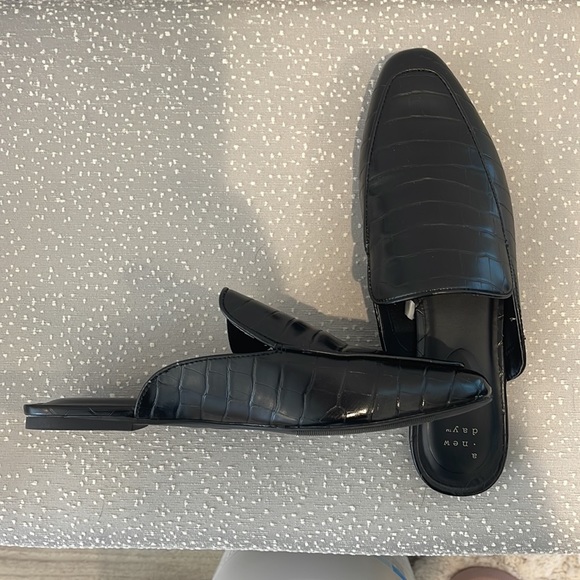 Black Faux Crocodile Flats 9.5 - Picture 4 of 4